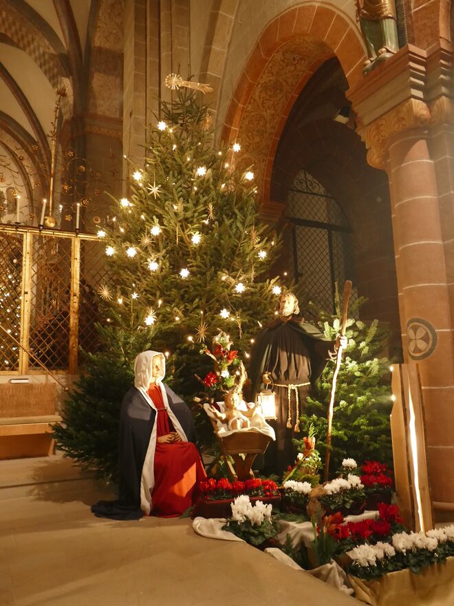 Lebensgroße Krippe im Dom zu Fritzlar an Weihnachten 2025